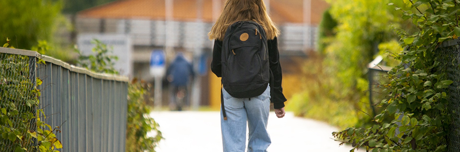 Jente på skoleveien.