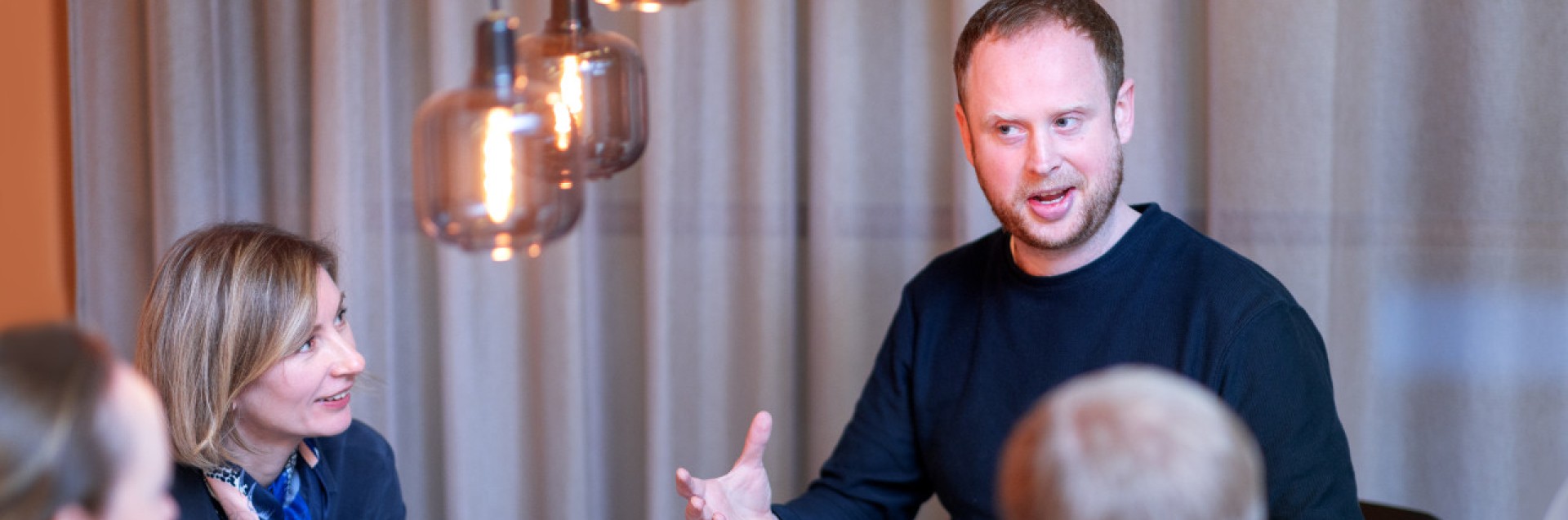 Personer som diskuterer
