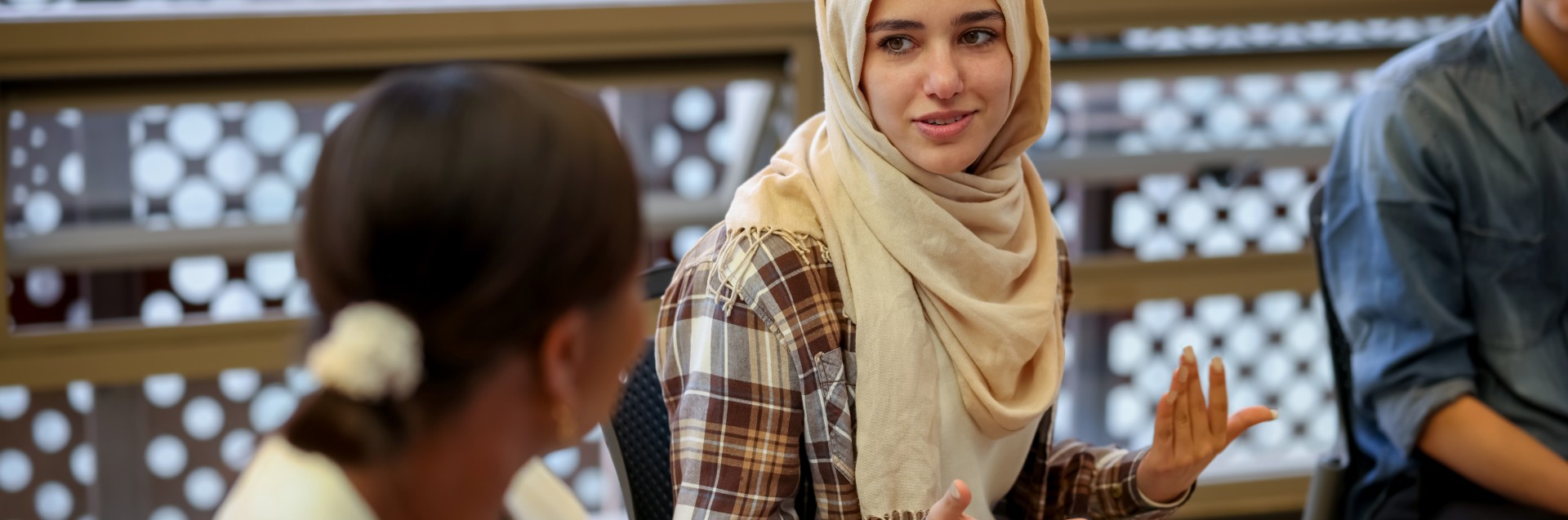 To kvinnelige studenter diskuterer