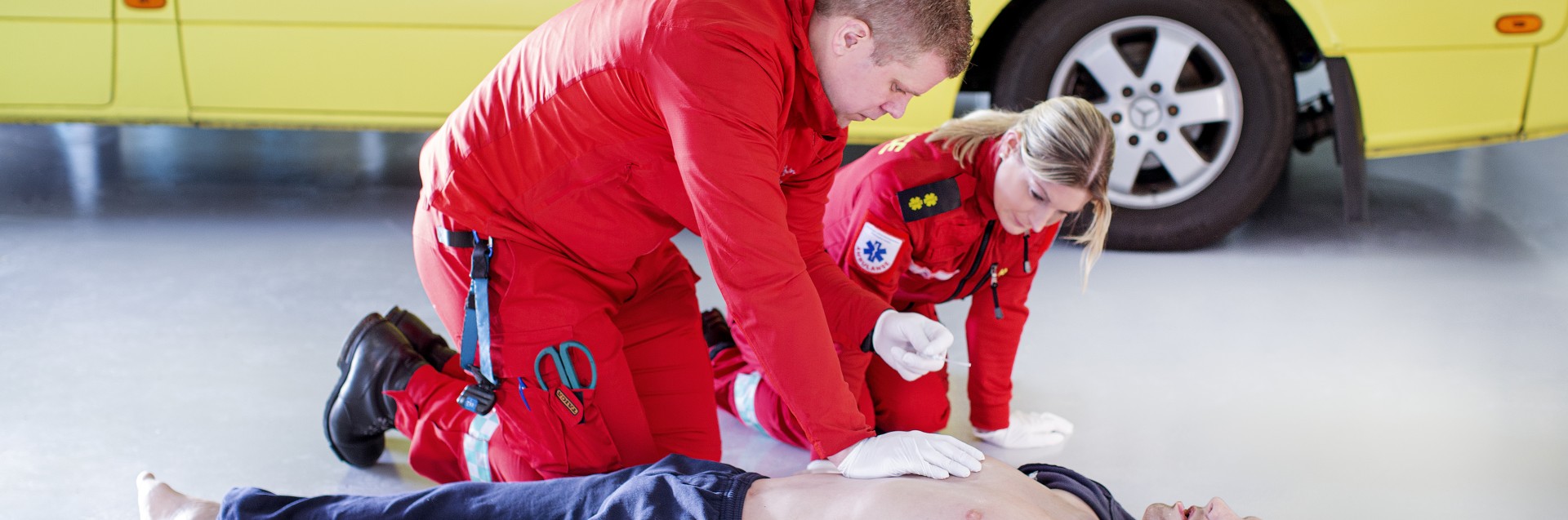 Ambulansearbeidere under ferdighetstrening med traumedukke