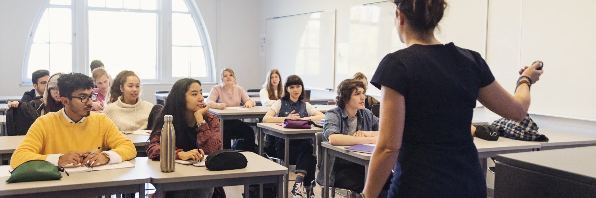 Lærer står foran klassen.