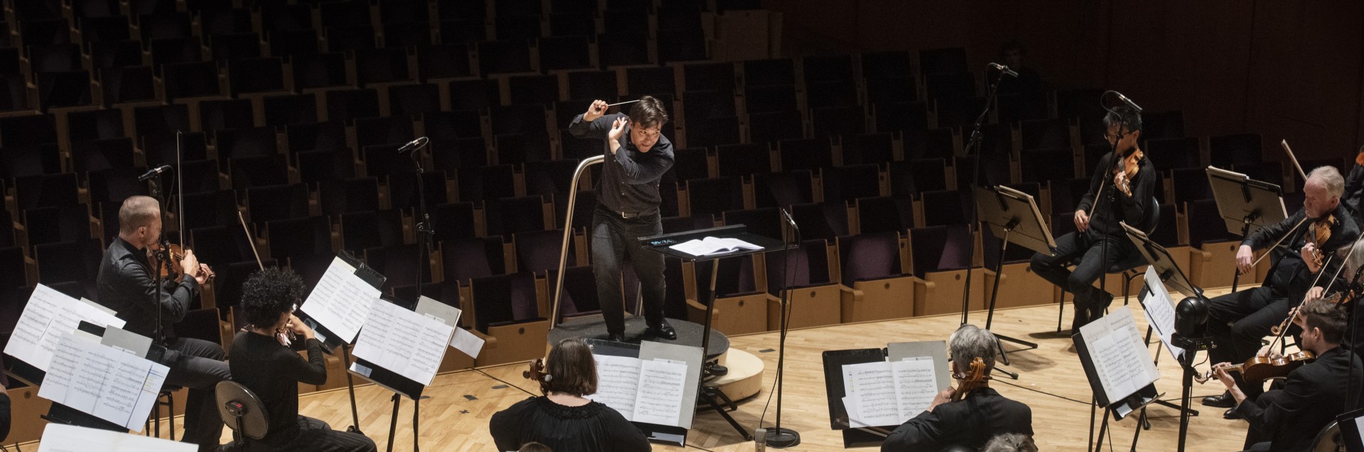 Orkester blir dirigert fra scene i Bjergsted