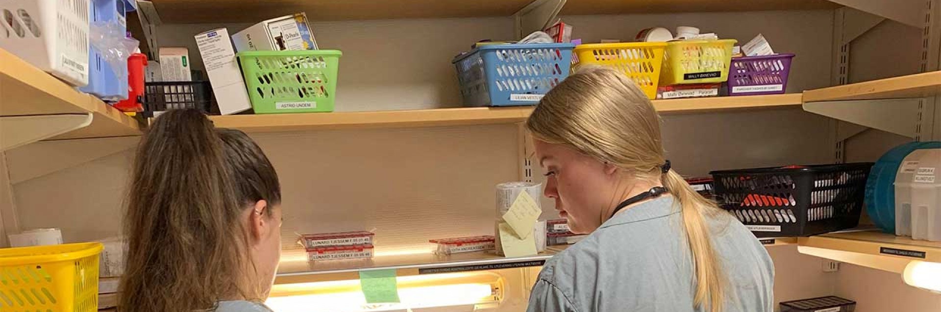 sykepleiestudenter på medisinrom