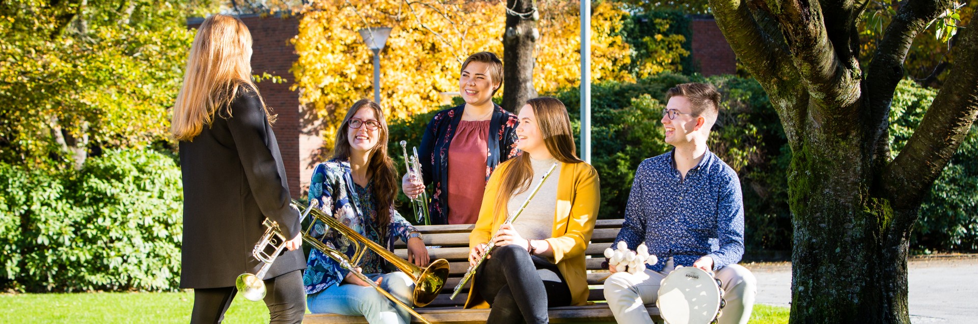 Studenter på campus Bjergsted