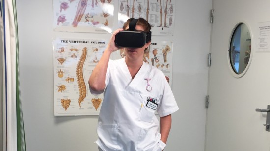Sykepleiestudent med VR-briller