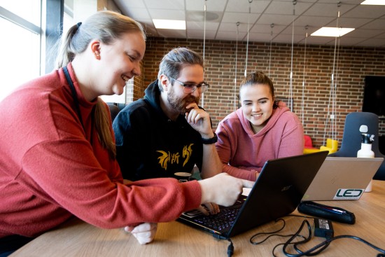 Studenter foran en PC. Foto: Mari Løvås