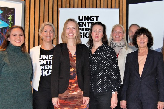Frå venstre Amalie Skaiå Larsen, Maria Aasbø, Iselin Nybø, Johanna Holmes, Ann Karin Tennås Holmen, Jan Erik Jacobsen og Turid Borgen.