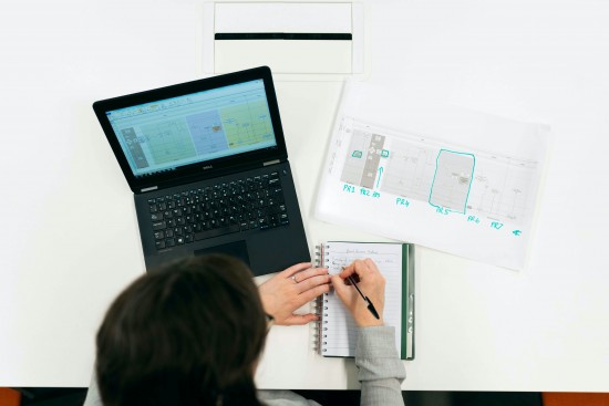 håndskrevet tegning og laptop