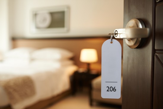 Hotellrom med nøkkel i døren