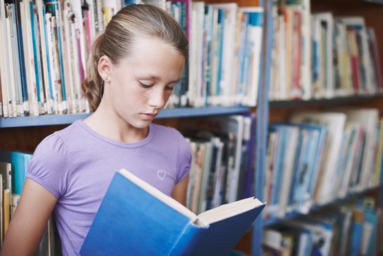 Jente i bibliotek. foto: Getty