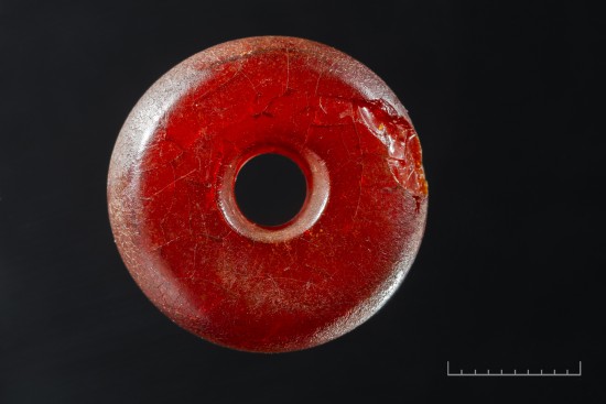 Perle av rødbrun rav, fra yngre jernalder/vikingtid. Foto: Annette Øvrelid, Arkeologisk museum, UiS