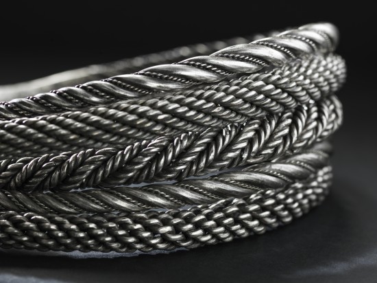 Bilde av halsringer i sølv funnet på Sæbø