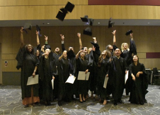 Avgangsstudentene fra NHS kaster de svarte hattene sine i luften.