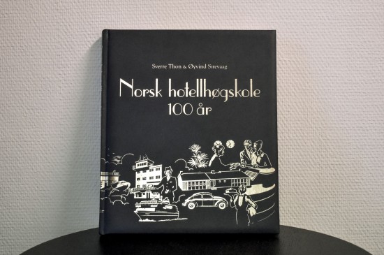 Jubileumsboken til Norsk hotellhøgskole.
