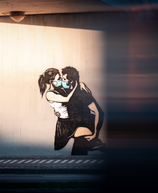 Gatekunstnaren Pøbel sitt koronaverk på Bryne - "The Lovers" av eit par med ansiktsmasker.