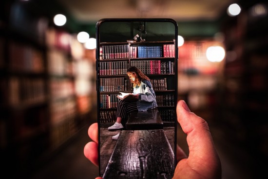bilde av en jente i et bibliotek. Foto: Cristiano Firmani