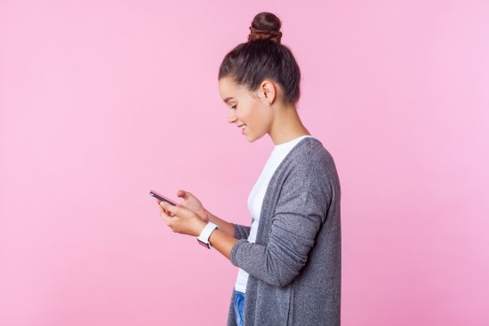 jente på smarttelefon. foto: getty
