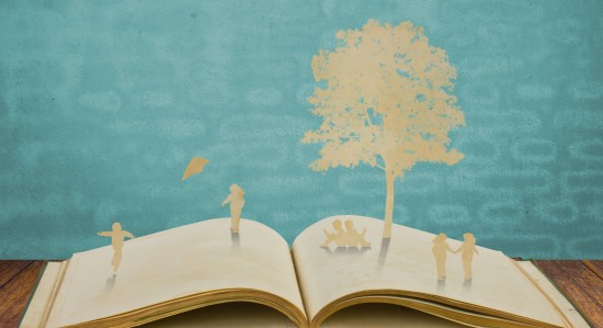 Åpen bok med barn som leker og trær som vokser - illustrasjon kilder