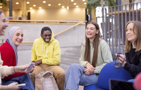 Fem  studenter i godt humør på campus Ullandhaug