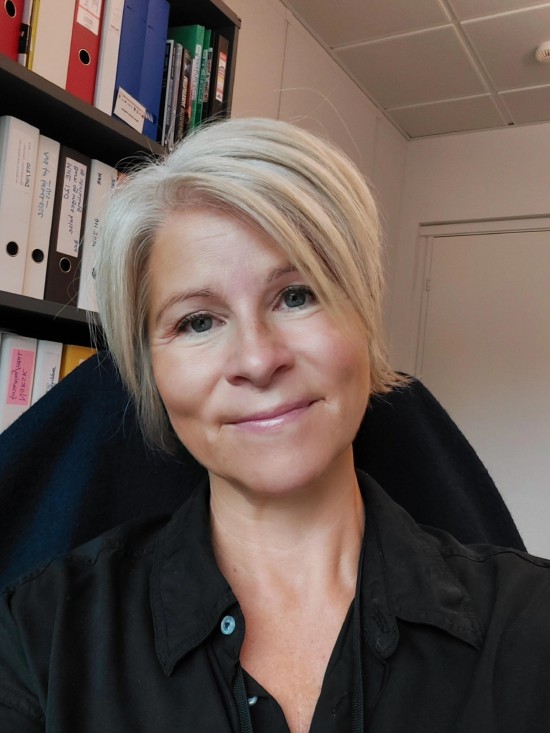 Bilder viser UiS-stipendiaten Bente Kristin Høgmo på kontoret sitt.