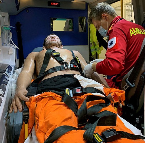Paramedisinstudent Øyvind Grassdal simulerer behandling av pasient i en ambulanse.