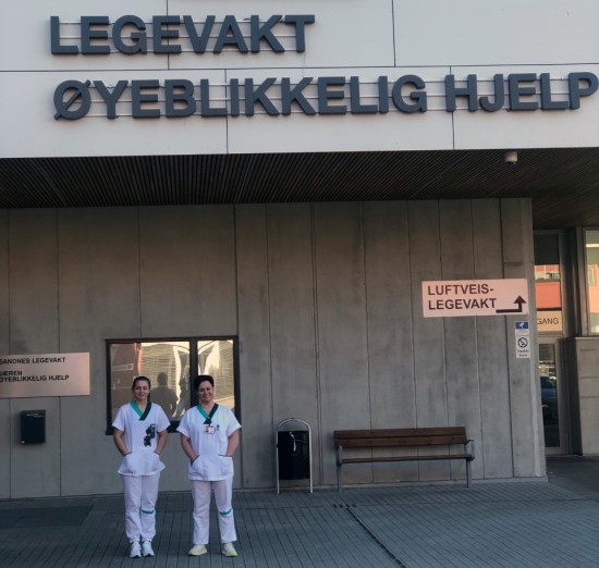 Sykepleierstudenten Emilie Fornæss (til venstre) og veilederen Hildegunn Skjeggestad samarbeider tett ved det akutte døgntilbudet til Jæren Øyeblikkelig hjelp.