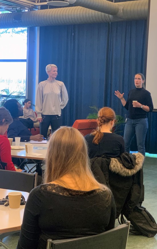 Foredragsholdere foran publikum på Universitetsbiblioteket
