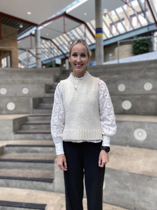 Smilende kvinne med uskarp bakgrunn