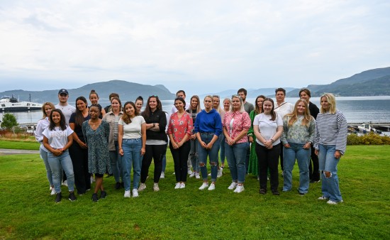 Bilde av 30 nye sykepleierstudenter i Ryfylke. Fjord og fjell i bakgrunnen.