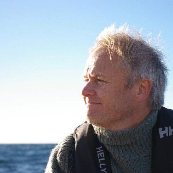 Portrett av mann på havet