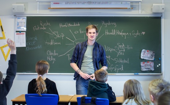 Jonas Braaten, lærerstudent, står foran tavle i klasserom