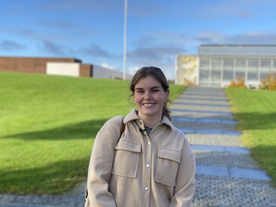 Lektorstudent Tuva på Flagghøyden ved campus Ulla