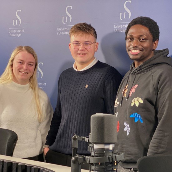 Tre studenter i UiS-podkaststudio