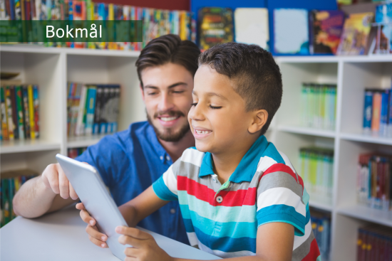 Gutt og mann leser på ipad i bibliotek