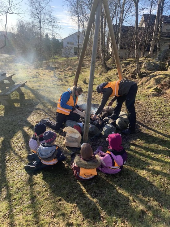 Barn og voksne fra Sandved barnehage på Sandnes brenner bål ute i naturen