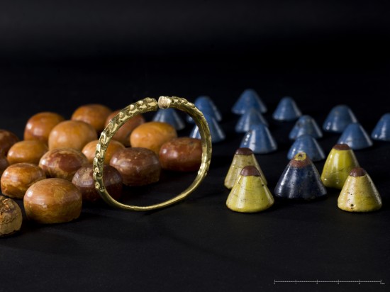 Et armbånd av gull og flere perler ble funnet i den ene skipsgraven. Foto: Annette Øvrelid, Arkeologisk museum, UiS