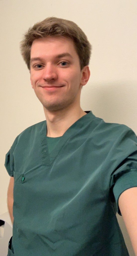 Sykepleiestudent i uniform