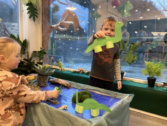 Borna i Oltedal barnehage laga dinosaurar i papir til leikeområdet