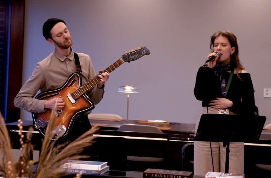 Jonas og Tara på gitar og vokal