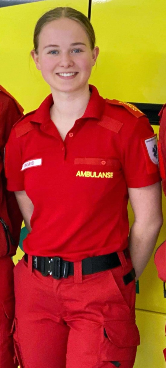 Bildet viser Ingrid Othman Arnesen i paramedisin-uniform.