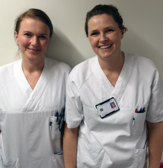 Maria Lorentsen og Elin Jørpeland i hvite sykehusuniformer
