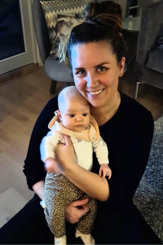 Bildet viser tillitsvalgt Stine Veronica Kommedal som holder en unge.