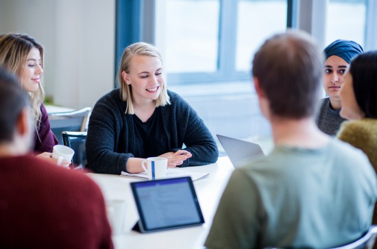 Studenter rundt et bord