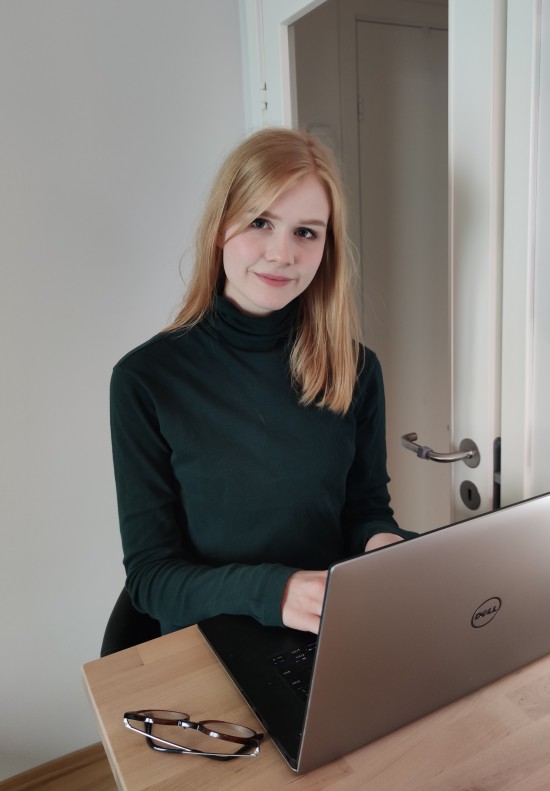 Biletet syner student Saxeide Lerum som sit med datamaskinen og skriv.