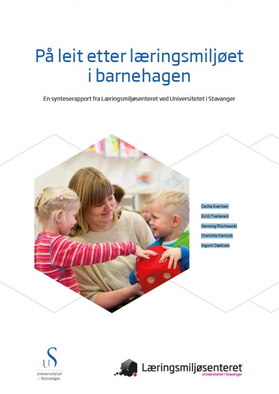 Forsiden på rapporten På leit etter læringsmiljøet i barnehagen. To små barn og en barnehageansatt leker med en stor terning.