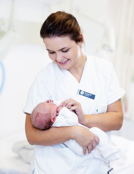 Jordmor holder nyfødt baby