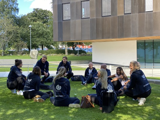ØSF, Økonomistudentenes forening, har semesterets første styremøte utendørs.