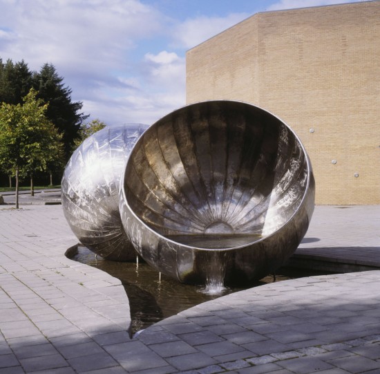 Stor skulptur ute på Campus UiS. Skulpturen er uten tittel, kunstner er O`Donnel