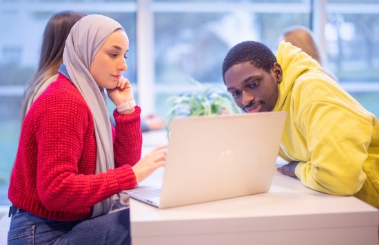 To studenter foran laptop