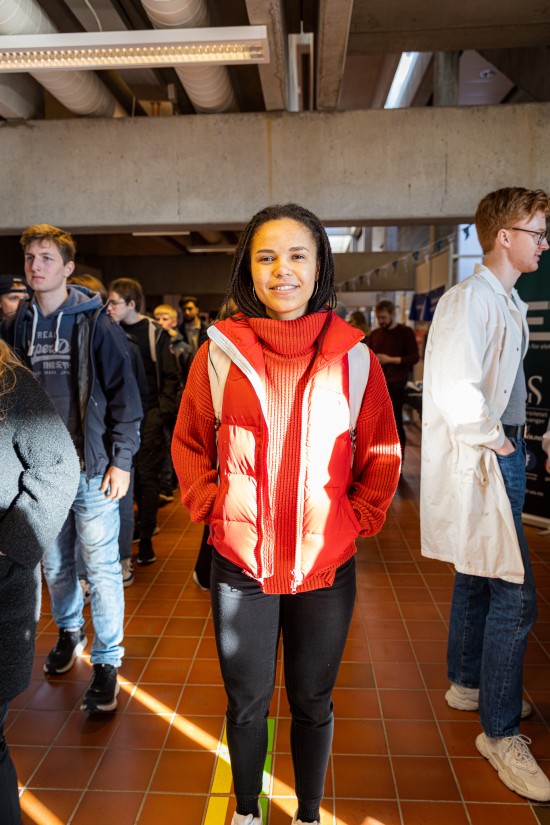 Ung kvinne stående i gang